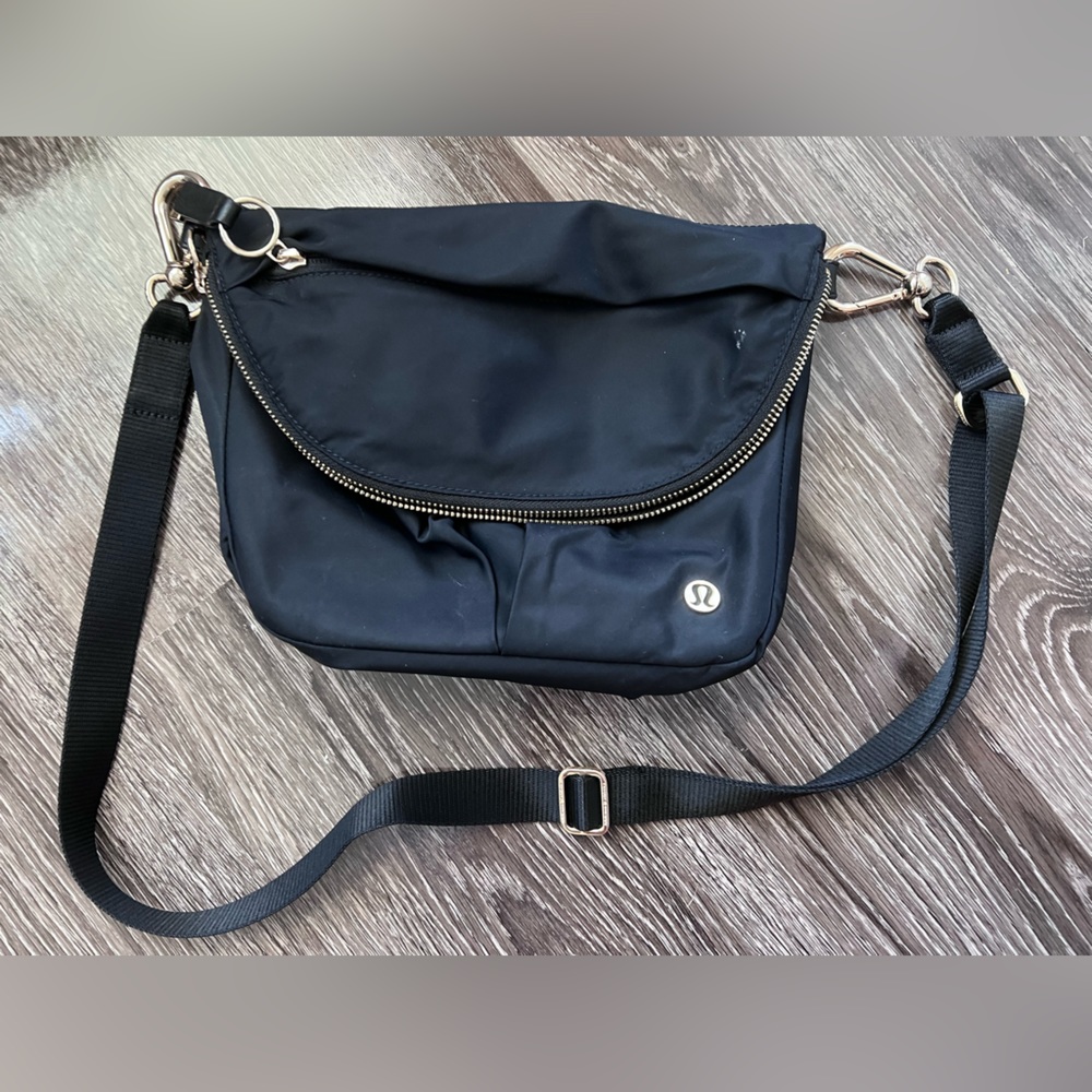 Preowned Lululemon All Night Festival Bag 5L in Black/Gold